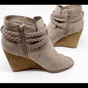 MADDEN GIRL taupe tan suede Deenverr wedges shoe.